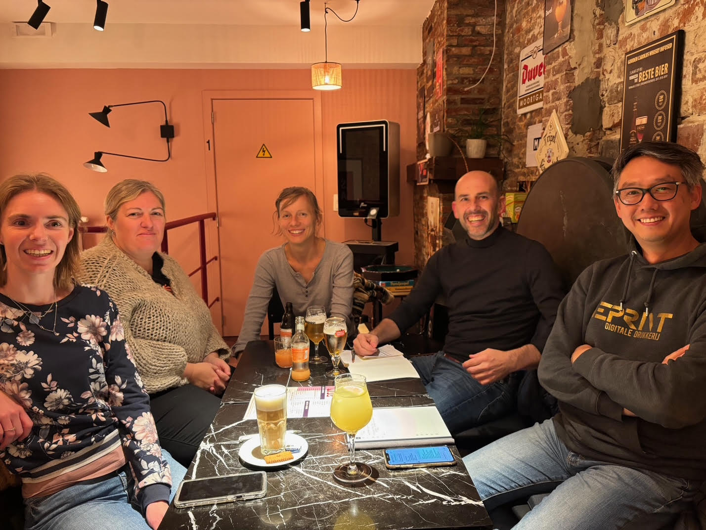 De bestuursploeg van de Vriendenkring rond de tafel